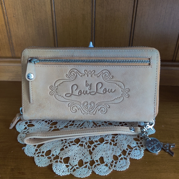 NWOT German brand "SLB by LouLou" tan, faux-suede clutch/wrist wallet - Picture 1 of 7